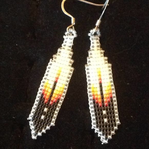 Navajo beaded feather earrings 1 blue 1 grey - Picture 3 of 3